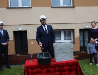 Wmurowanie kamienia węgielnego pod budowę sali gimnastycznej w Równem Wmurowanie kamienia węgielnego pod budowę sali gimnastycznej w Równem